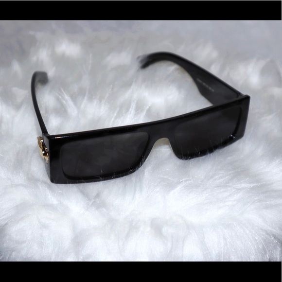Accessories - Black sunglasses